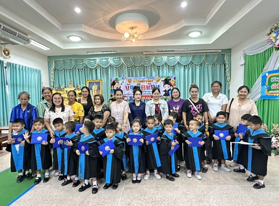 นายสุรัน จันทร์สง่า นายกเทศมนตรีตำบลไทรโยง-ไชยวาล เป็นประธานในพิธีมอบอนุบัตร บัณฑิตน้อย ประจำปีการศึกษา 2568