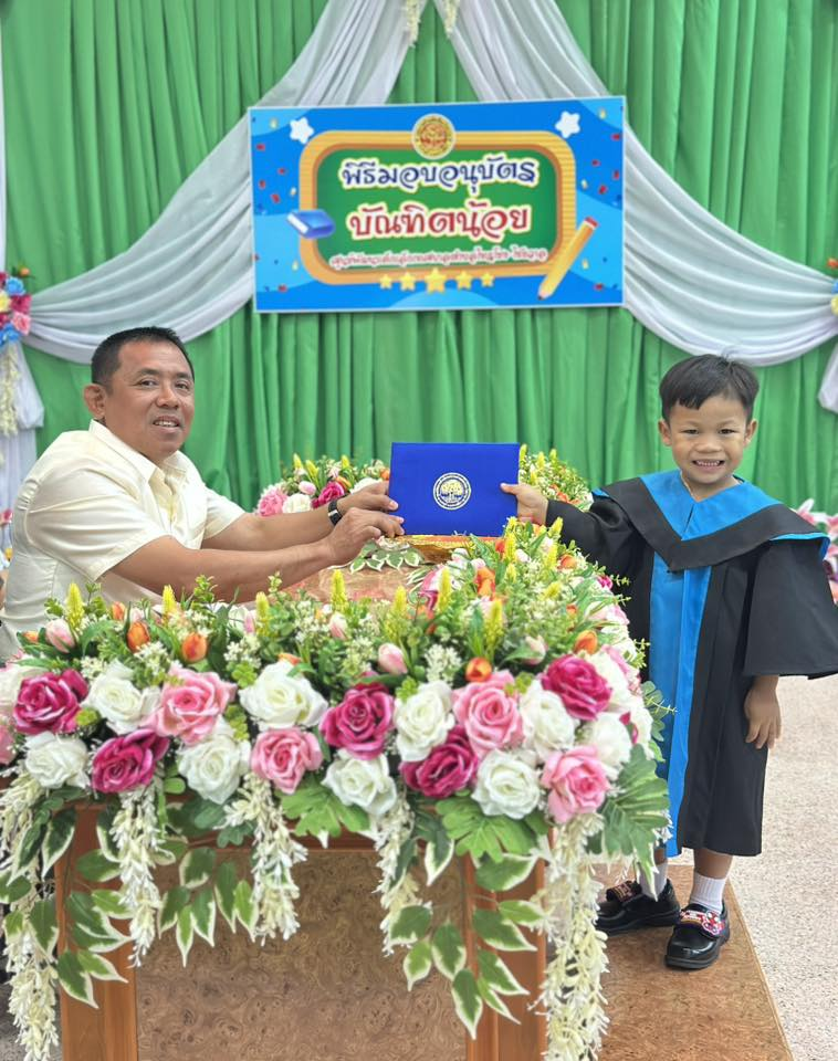 นายสุรัน จันทร์สง่า นายกเทศมนตรีตำบลไทรโยง-ไชยวาล เป็นประธานในพิธีมอบอนุบัตร บัณฑิตน้อย ประจำปีการศึกษา 2568