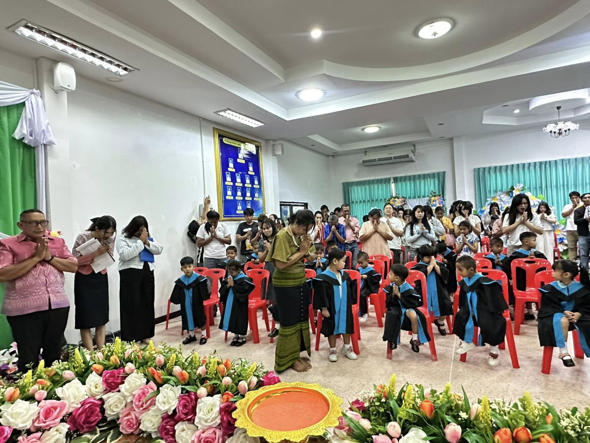 นายสุรัน จันทร์สง่า นายกเทศมนตรีตำบลไทรโยง-ไชยวาล เป็นประธานในพิธีมอบอนุบัตร บัณฑิตน้อย ประจำปีการศึกษา 2568