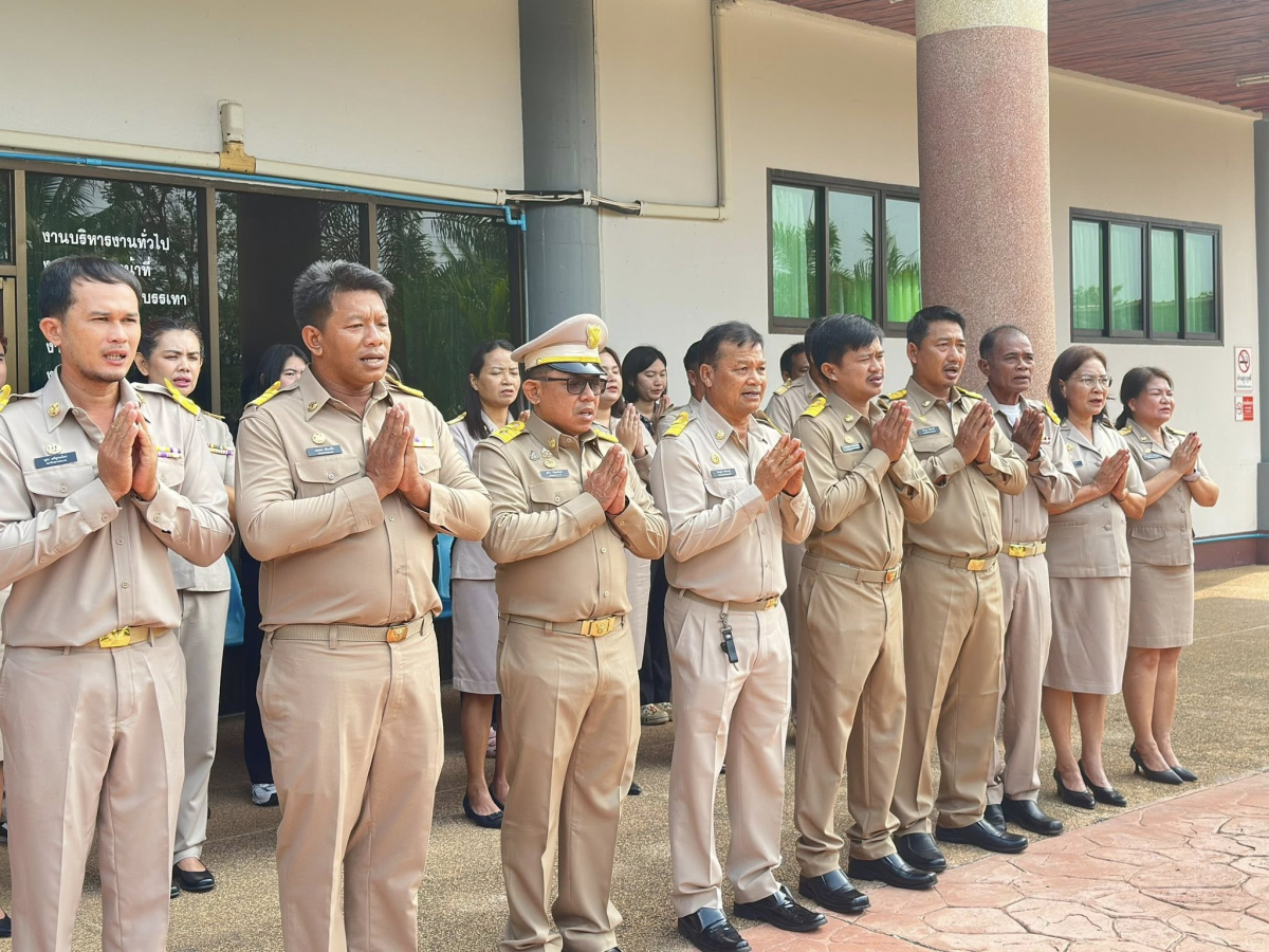 นายสุรัน จันทร์สง่า นายกเทศมนตรีตำบลไทรโยง-ไชยวาล พร้อมด้วยคณะผู้บริหาร สมาชิกสภาเทศบาล ข้าราชการ และพนักงานเทศบาล ตั้งแถวเคารพธงชาติไทย สวดมนต์ และกล่าวคำปฎิญาณตน ณ บริเวณหน้าเสาธง สำนักงานเทศบาลตำบลไทรโยง-ไชยวาล