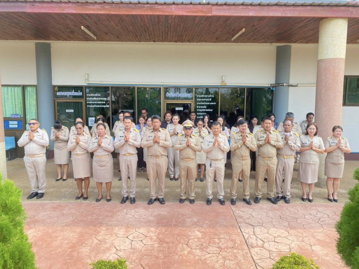 นายสุรัน จันทร์สง่า นายกเทศมนตรีตำบลไทรโยง-ไชยวาล พร้อมด้วยคณะผู้บริหาร สมาชิกสภาเทศบาล ข้าราชการ และพนักงานเทศบาล ตั้งแถวเคารพธงชาติไทย สวดมนต์ และกล่าวคำปฎิญาณตน ณ บริเวณหน้าเสาธง สำนักงานเทศบาลตำบลไทรโยง-ไชยวาล