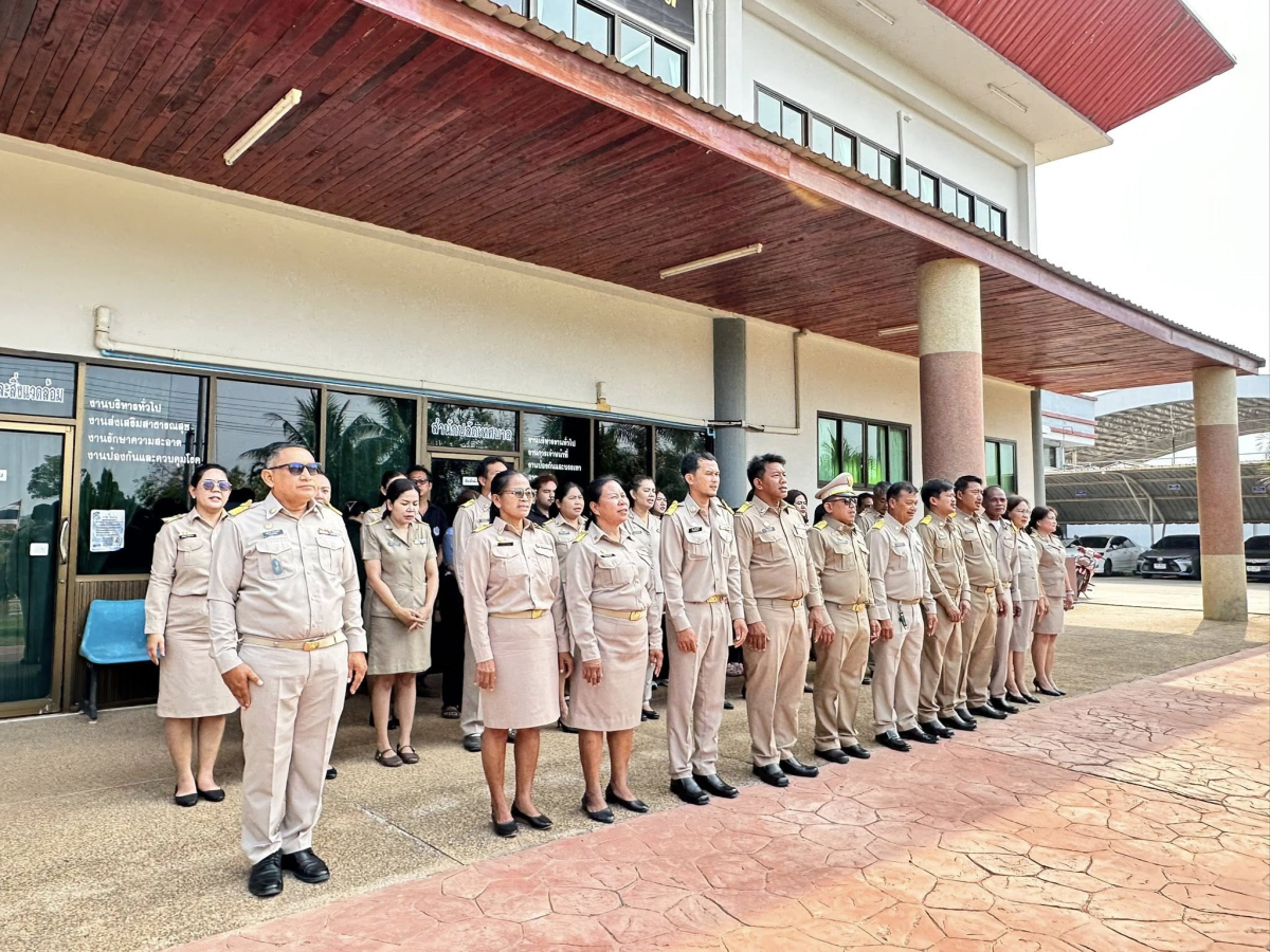 นายสุรัน จันทร์สง่า นายกเทศมนตรีตำบลไทรโยง-ไชยวาล พร้อมด้วยคณะผู้บริหาร สมาชิกสภาเทศบาล ข้าราชการ และพนักงานเทศบาล ตั้งแถวเคารพธงชาติไทย สวดมนต์ และกล่าวคำปฎิญาณตน ณ บริเวณหน้าเสาธง สำนักงานเทศบาลตำบลไทรโยง-ไชยวาล