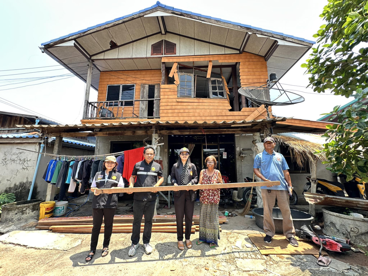 นายสุรัน จันทร์สง่า นายกเทศมนตรีตำบลไทรโยง-ไชยวาล พร้อมด้วยรองนายกเทศมนตรี รองปลัดเทศบาล หัวหน้าสำนักปลัดเทศบาล และเจ้าหน้าที่งานป้องกันฯ ลงพื้นที่ส่งมอบวัสดุอุปกรณ์ในเบื้องต้น จากการพิจารณาช่วยเหลือประชาชนที่ได้รับความเดือดร้อนจากเหตุวาตภัย ที่อาศัยอยู่ในเขตเทศบาลฯ