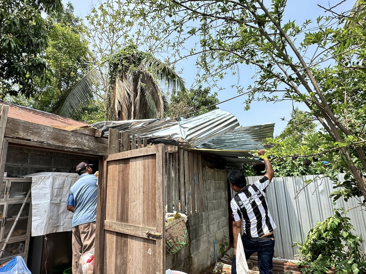 นายสุรัน จันทร์สง่า นายกเทศมนตรีตำบลไทรโยง-ไชยวาล มอบหมายให้นางสาวสุดใจ ศรีระกิ่ง ปลัดเทศบาล พร้อมด้วยนางเรณู นาคหนองหาญ หัวหน้าสำนักปลัดเทศบาล พนักงานเทศบาล เจ้าหน้าที่งานป้องกันฯ และเจ้าหน้าที่กองช่าง ลงพื้นที่ตรวจสอบเบื้องต้นเหตุวาตภัย ที่อยู่อาศัยของประชาชนในเขตเทศบาลฯ ที่ได้รับความเสียหาย