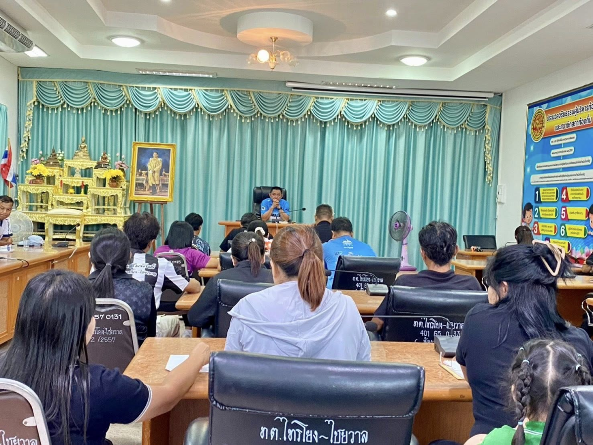 นายสุรัน จันทร์สง่า นายกเทศมนตรีตำบลไทรโยง-ไชยวาล เป็นประธานการประชุมพนักงานฯ
