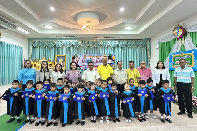 นายสุรัน จันทร์สง่า นายกเทศมนตรีตำบลไทรโยง-ไชยวาล เป็นประธานในพิธีมอบอนุบัตร บัณฑิตน้อย ประจำปีการศึกษา 2568