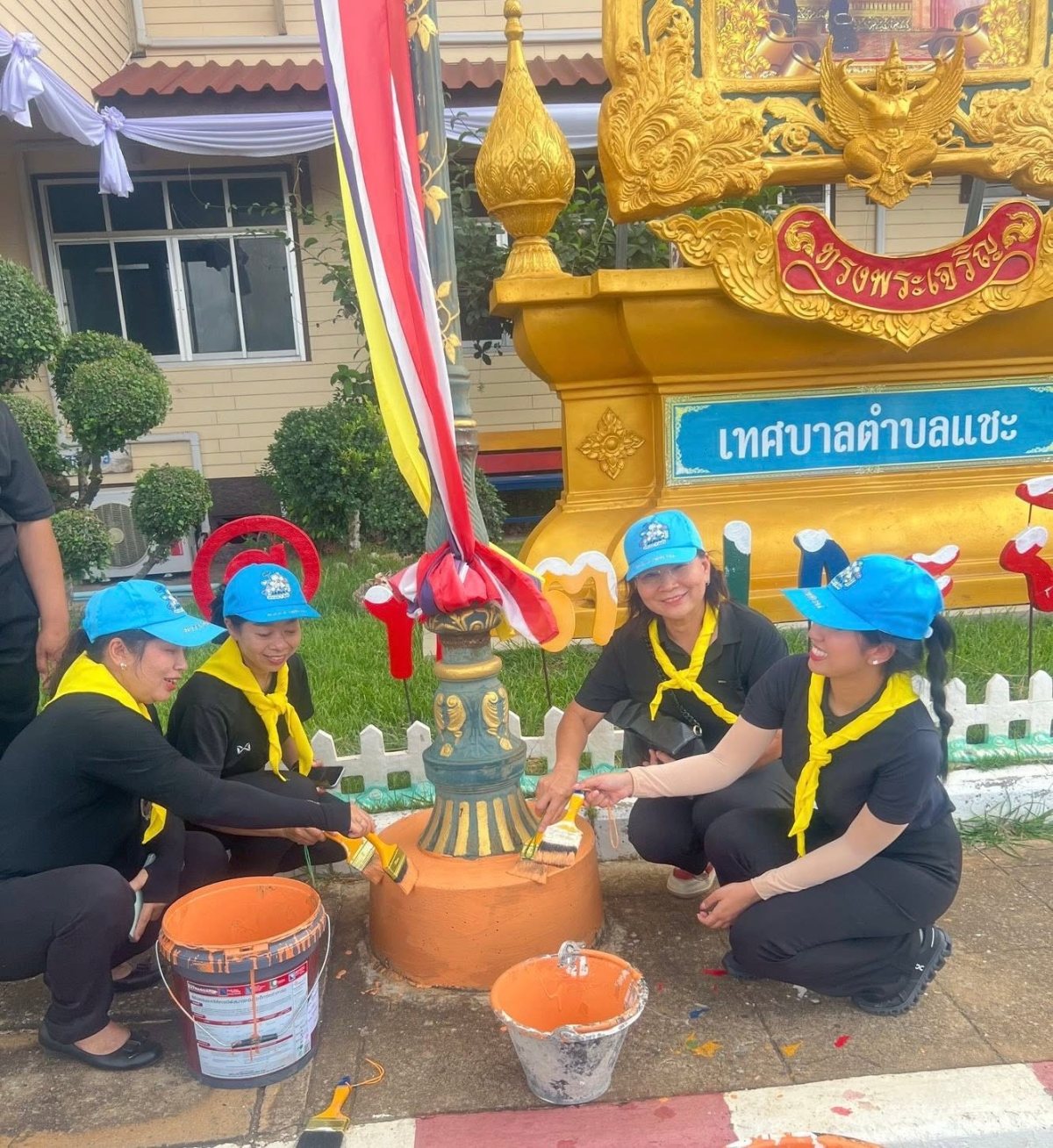 เทศบาลตำบลไทรโยง-ไชยวาล ภายใต้การนำของนายสุรัน จันทร์สง่า นายกเทศมนตรีตำบลไทรโยง-ไชยวาล มอบหมายให้นางสาวสุดใจ ศรีระกิ่ง ปลัดเทศบาลฯ พร้อมด้วยนายคมเดช เพชรเกื้อ รองนายกเทศมนตรีฯ เข้าร่วมกิจกรรมเคารพธงชาติ และกิจกรรมจิตอาสาพัฒนาปรับปรุงภูมิทัศน์ทาสีกำแพงหน้าที่ว่าการอำเภอครบุรี