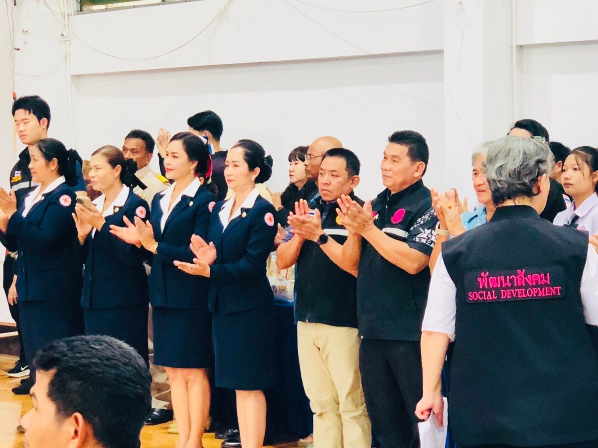 รมว.พม.ลงพื้นที่ อ.ครบุรี โคราช มอบป้ายงบที่อยู่อาศัย-เยียวยากลุ่มเปราะบาง